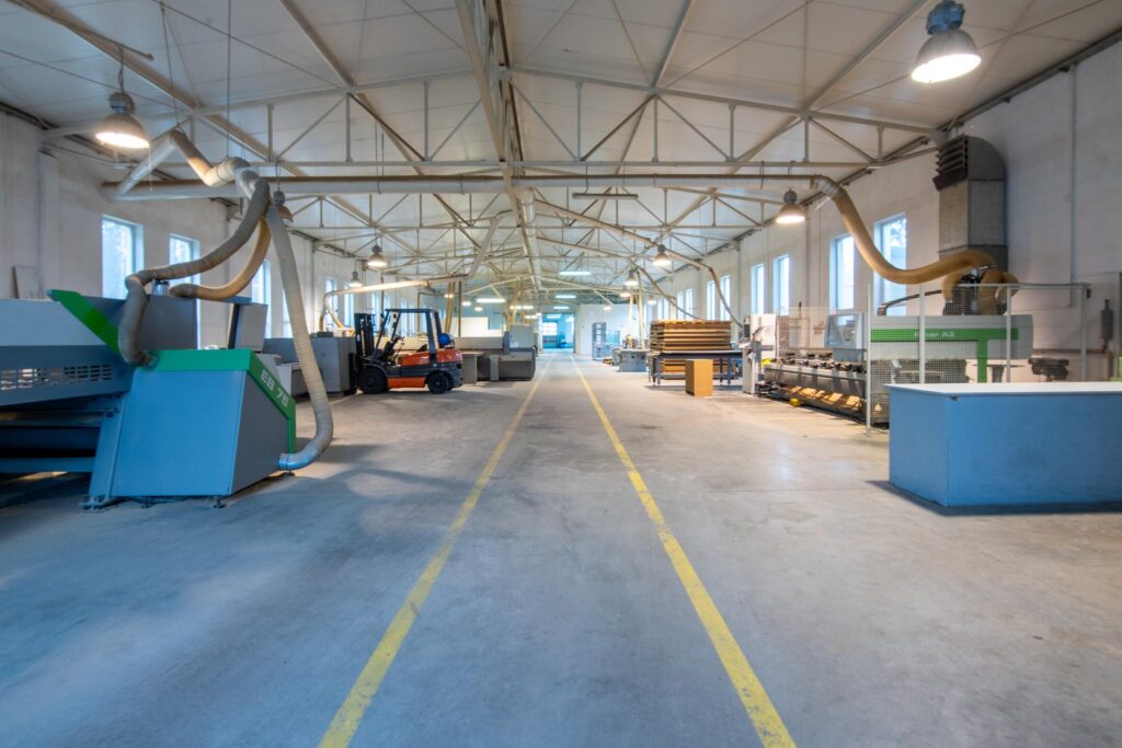 Hala produkcyjna z magazynem, biurami oraz działką - zdjęcie 48