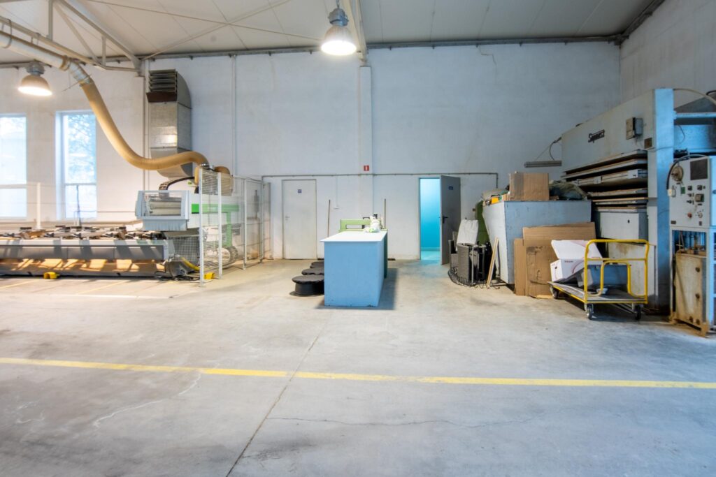 Hala produkcyjna z magazynem, biurami oraz działką - zdjęcie 50