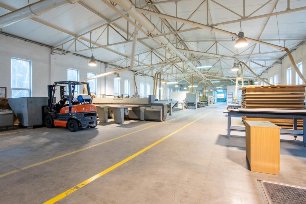 Hala produkcyjna z magazynem, biurami oraz działką - zdjęcie 51