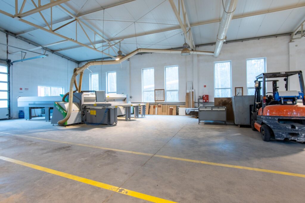 Hala produkcyjna z magazynem, biurami oraz działką - zdjęcie 52