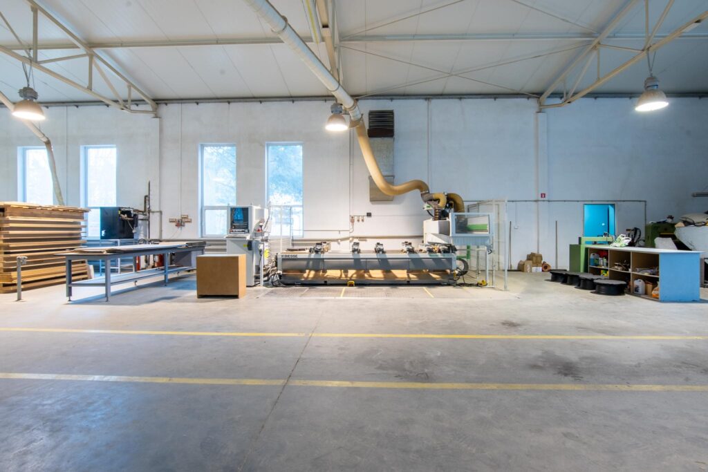 Hala produkcyjna z magazynem, biurami oraz działką - zdjęcie 53