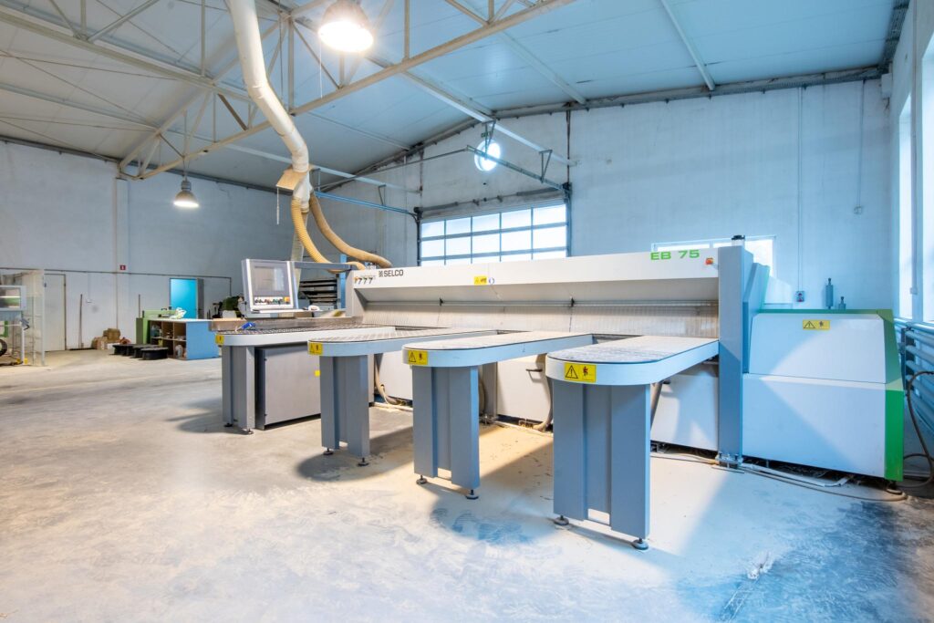 Hala produkcyjna z magazynem, biurami oraz działką - zdjęcie 20