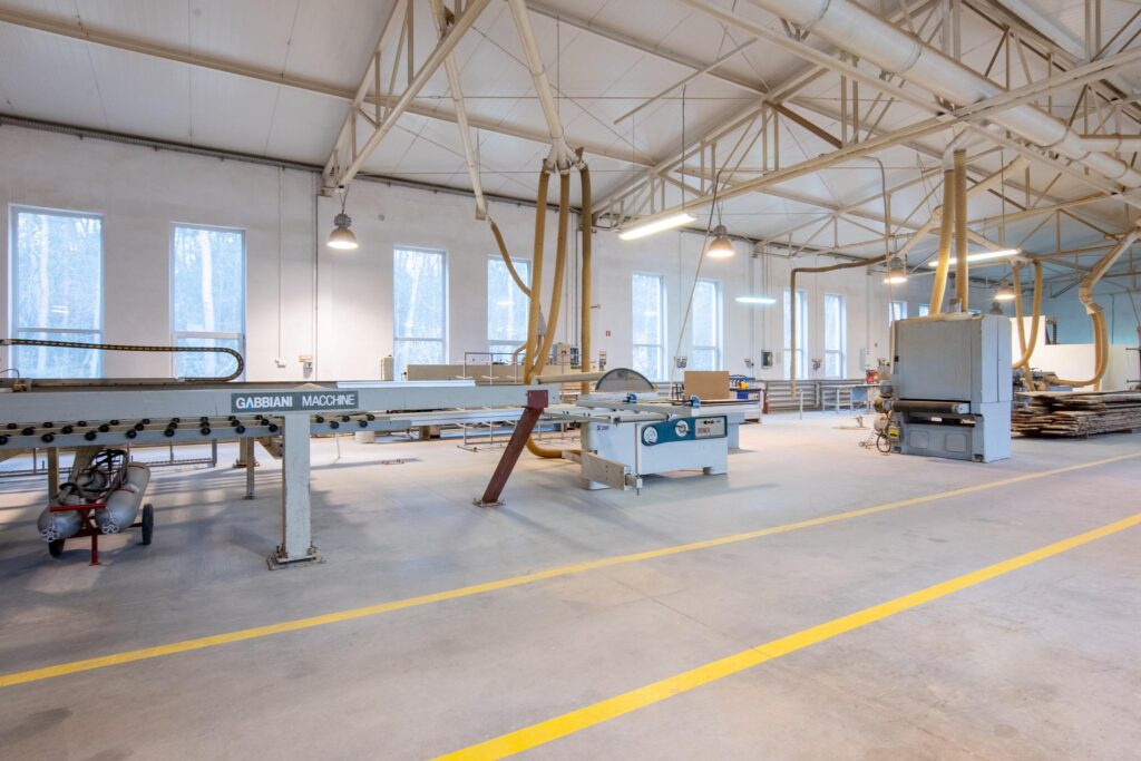 Hala produkcyjna z magazynem, biurami oraz działką - zdjęcie 56