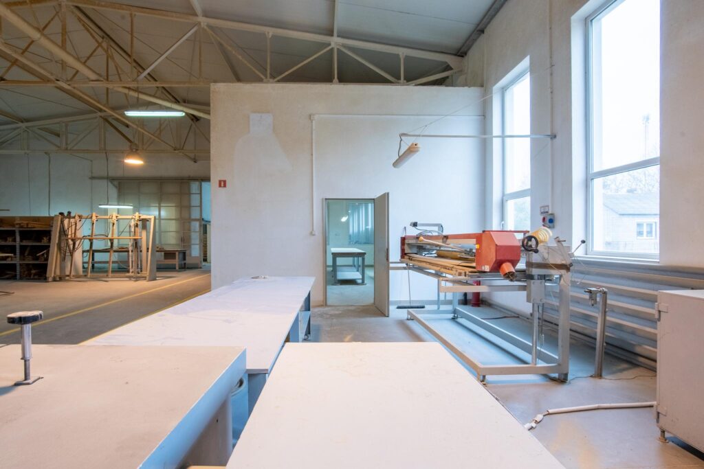 Hala produkcyjna z magazynem, biurami oraz działką - zdjęcie 64