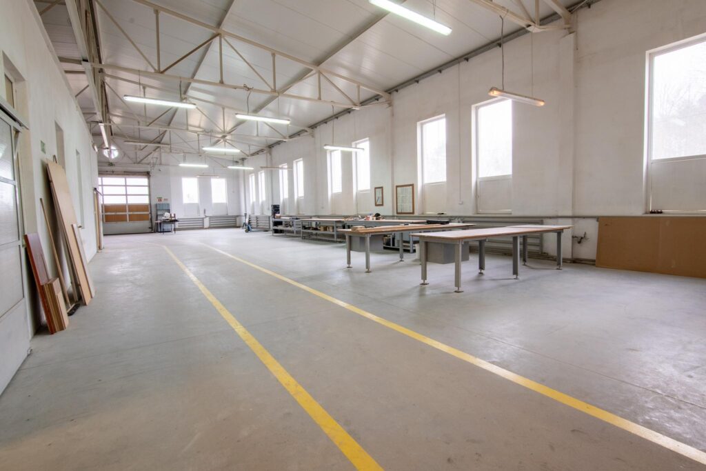 Hala produkcyjna z magazynem, biurami oraz działką - zdjęcie 5