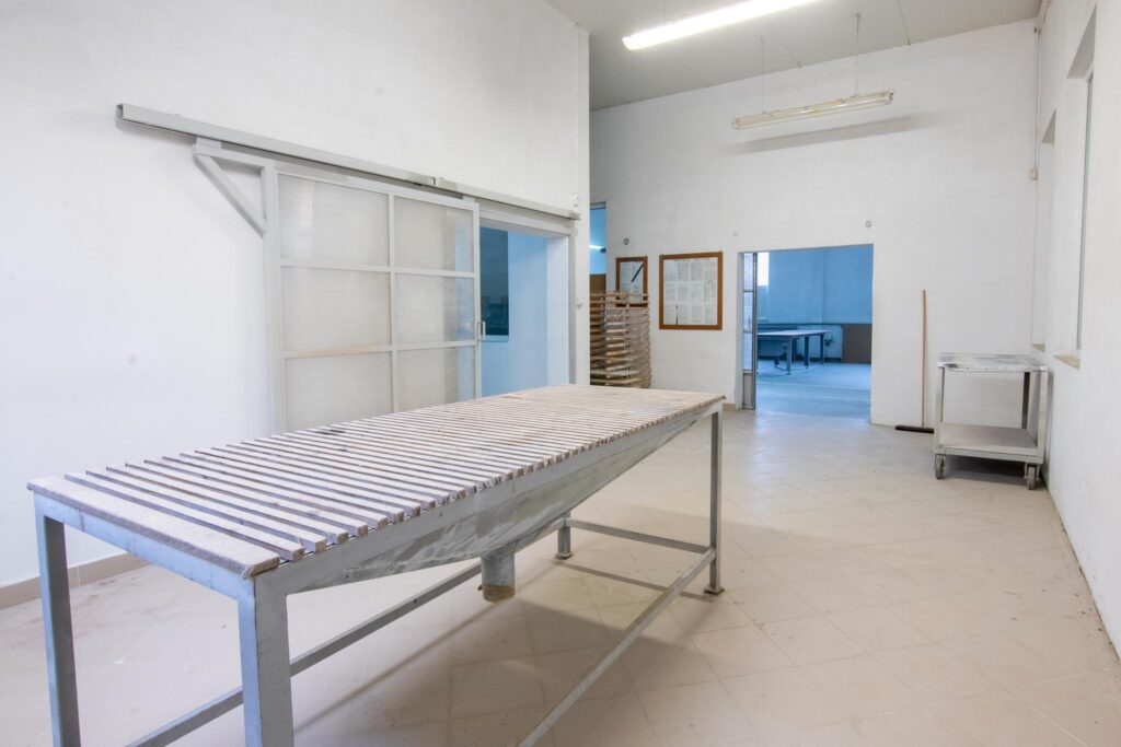 Hala produkcyjna z magazynem, biurami oraz działką - zdjęcie 74