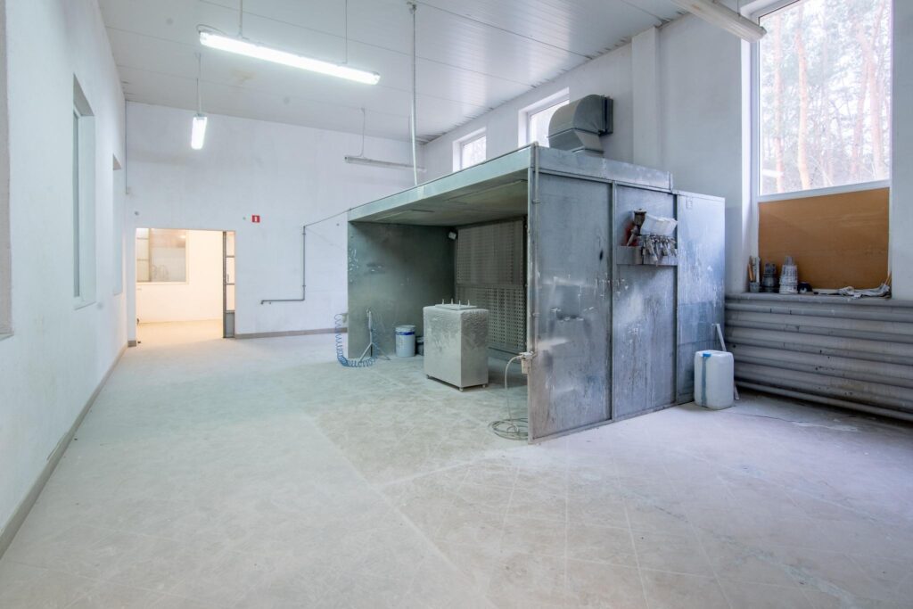 Hala produkcyjna z magazynem, biurami oraz działką - zdjęcie 78