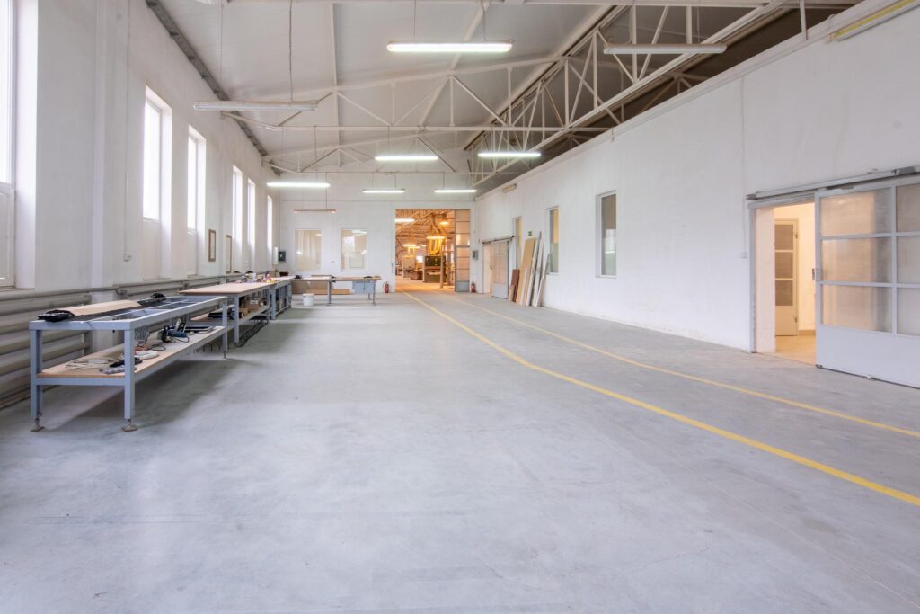 Hala produkcyjna z magazynem, biurami oraz działką - zdjęcie 81