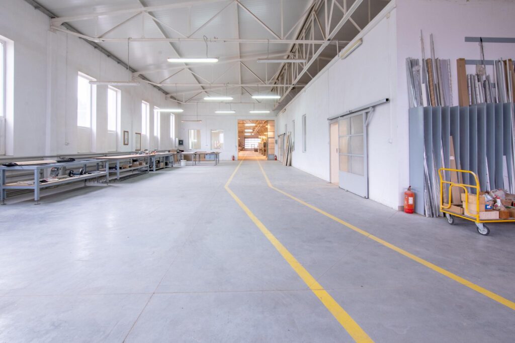 Hala produkcyjna z magazynem, biurami oraz działką - zdjęcie 82