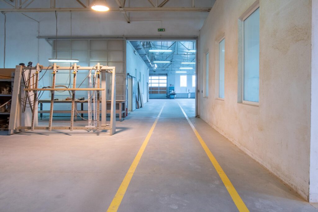 Hala produkcyjna z magazynem, biurami oraz działką - zdjęcie 87