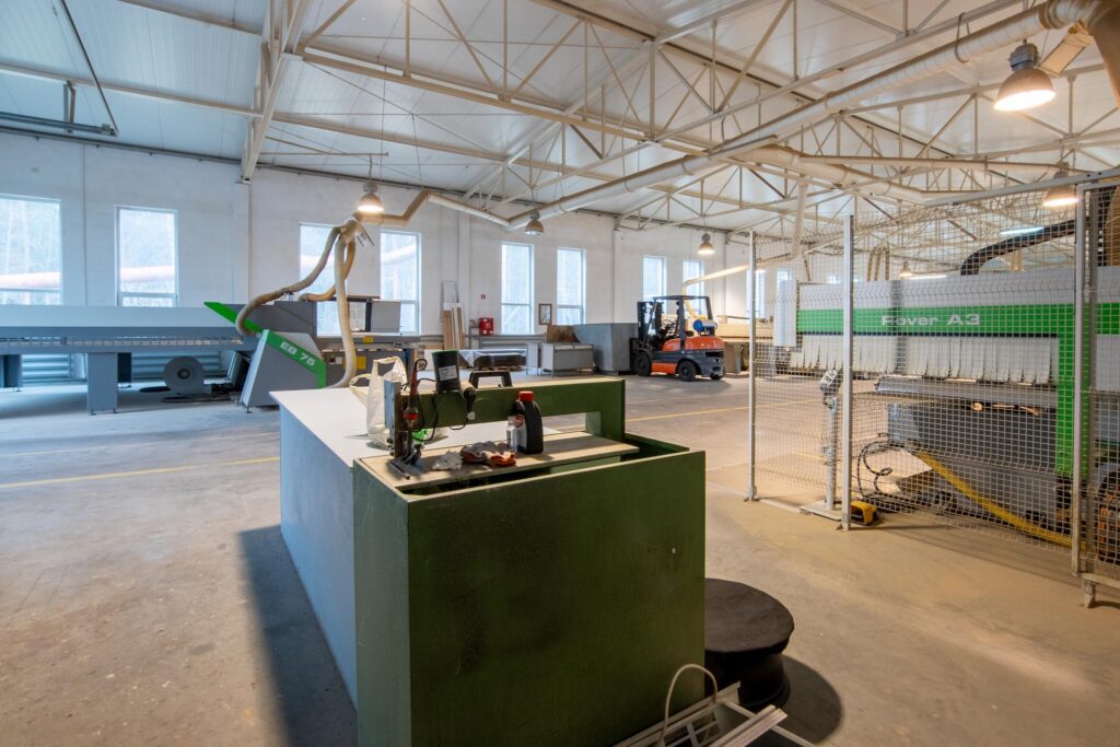 Hala produkcyjna z magazynem, biurami oraz działką - zdjęcie 89