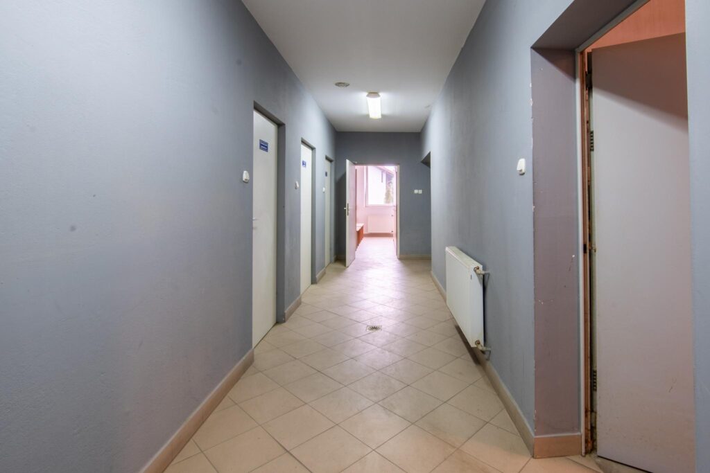 Hala produkcyjna z magazynem, biurami oraz działką - zdjęcie 93