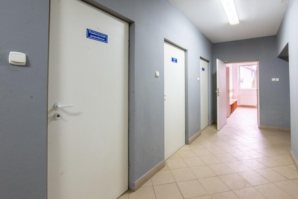 Hala produkcyjna z magazynem, biurami oraz działką - zdjęcie 94