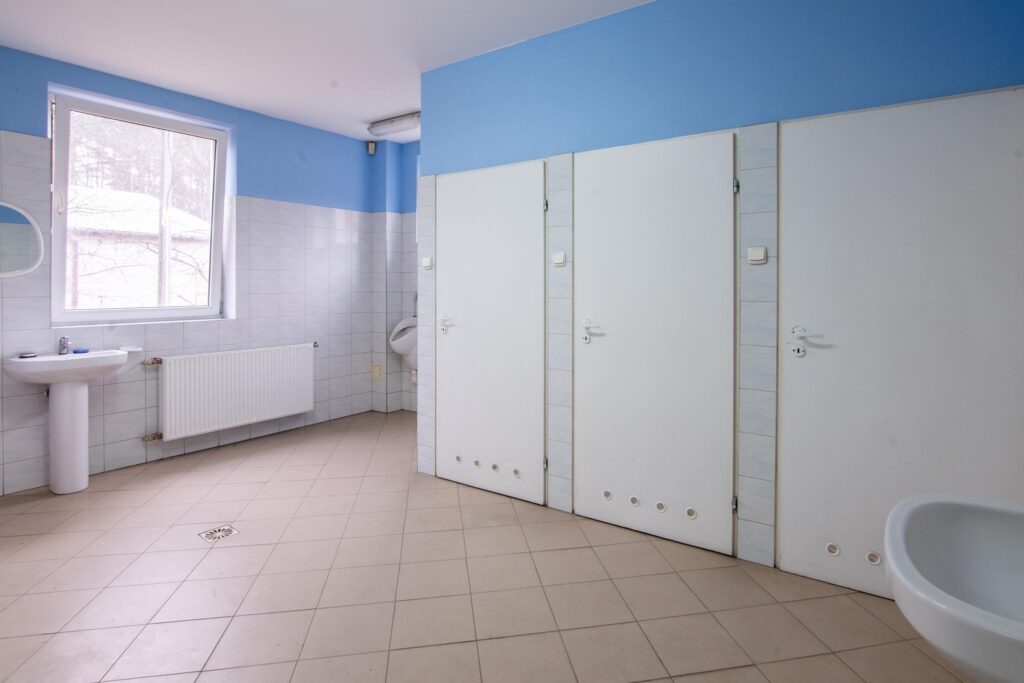 Hala produkcyjna z magazynem, biurami oraz działką - zdjęcie 95