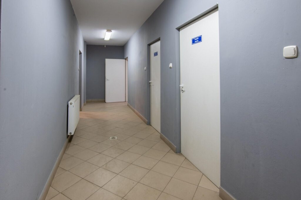 Hala produkcyjna z magazynem, biurami oraz działką - zdjęcie 99