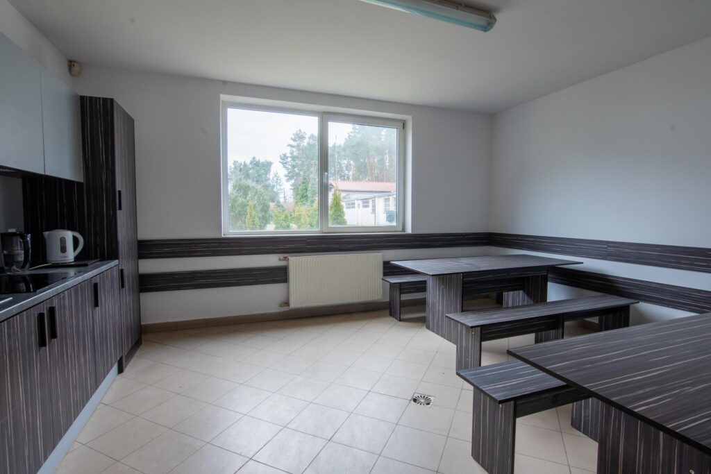 Hala produkcyjna z magazynem, biurami oraz działką - zdjęcie 13