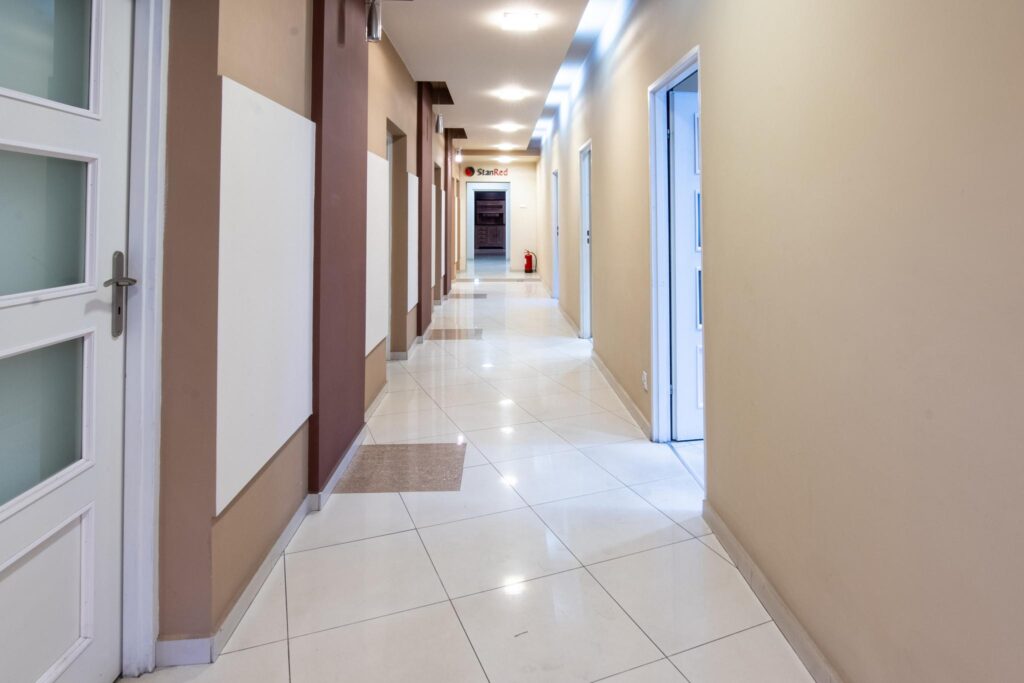 Hala produkcyjna z magazynem, biurami oraz działką - zdjęcie 9