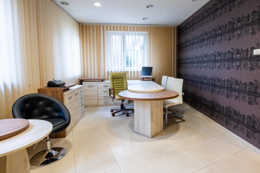 Hala produkcyjna z magazynem, biurami oraz działką - zdjęcie 10