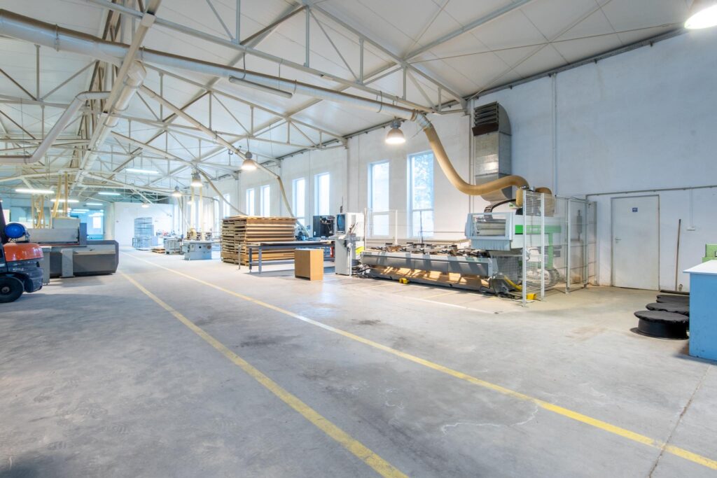 Hala produkcyjna z magazynem, biurami oraz działką - zdjęcie 10