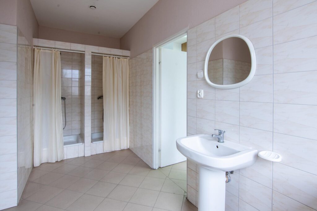 Hala produkcyjna z magazynem, biurami oraz działką - zdjęcie 12