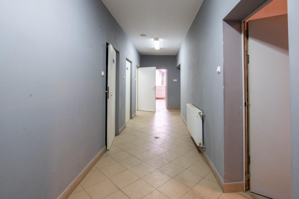 Hala produkcyjna z magazynem, biurami oraz działką - zdjęcie 13