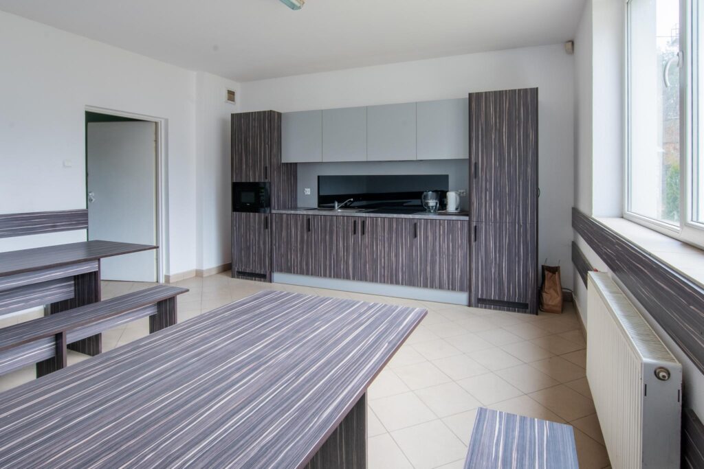 Hala produkcyjna z magazynem, biurami oraz działką - zdjęcie 14