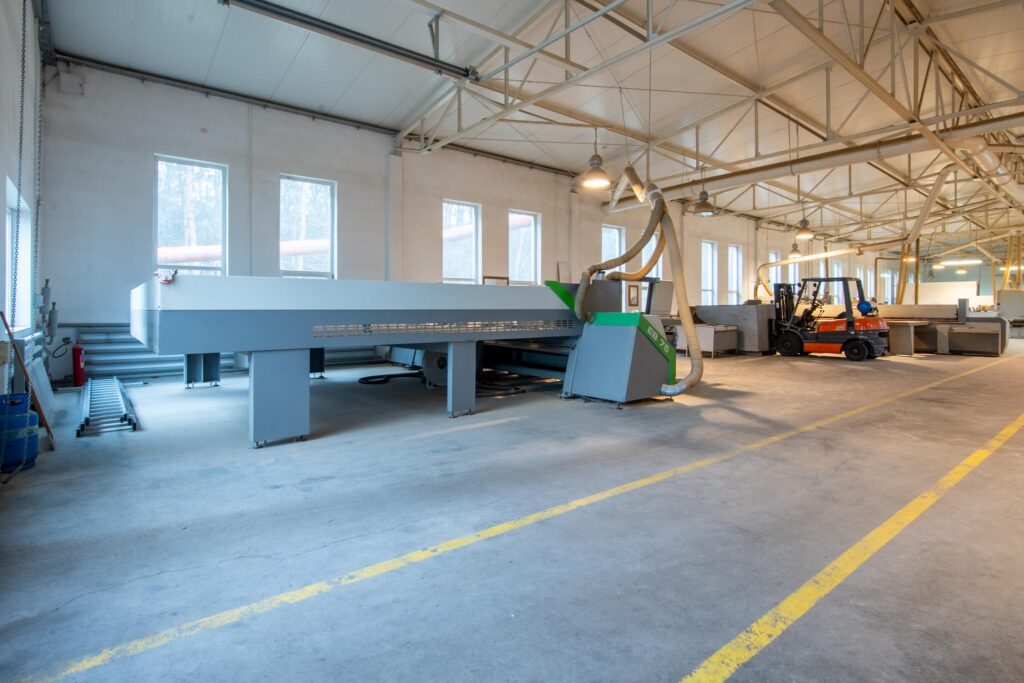 Hala produkcyjna z magazynem, biurami oraz działką - zdjęcie 22