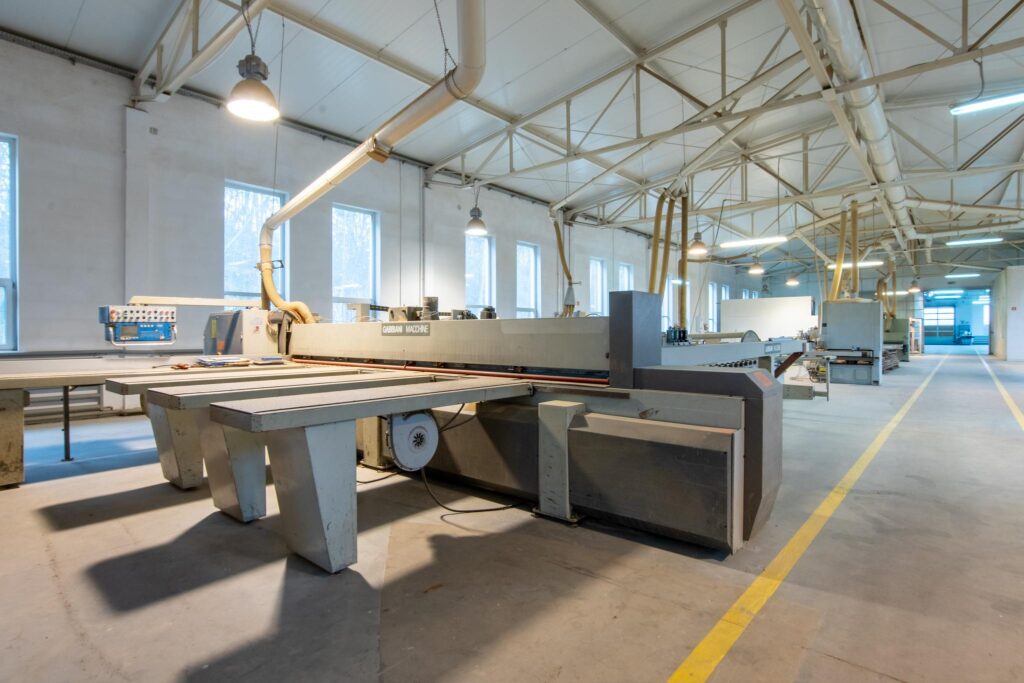 Hala produkcyjna z magazynem, biurami oraz działką - zdjęcie 28