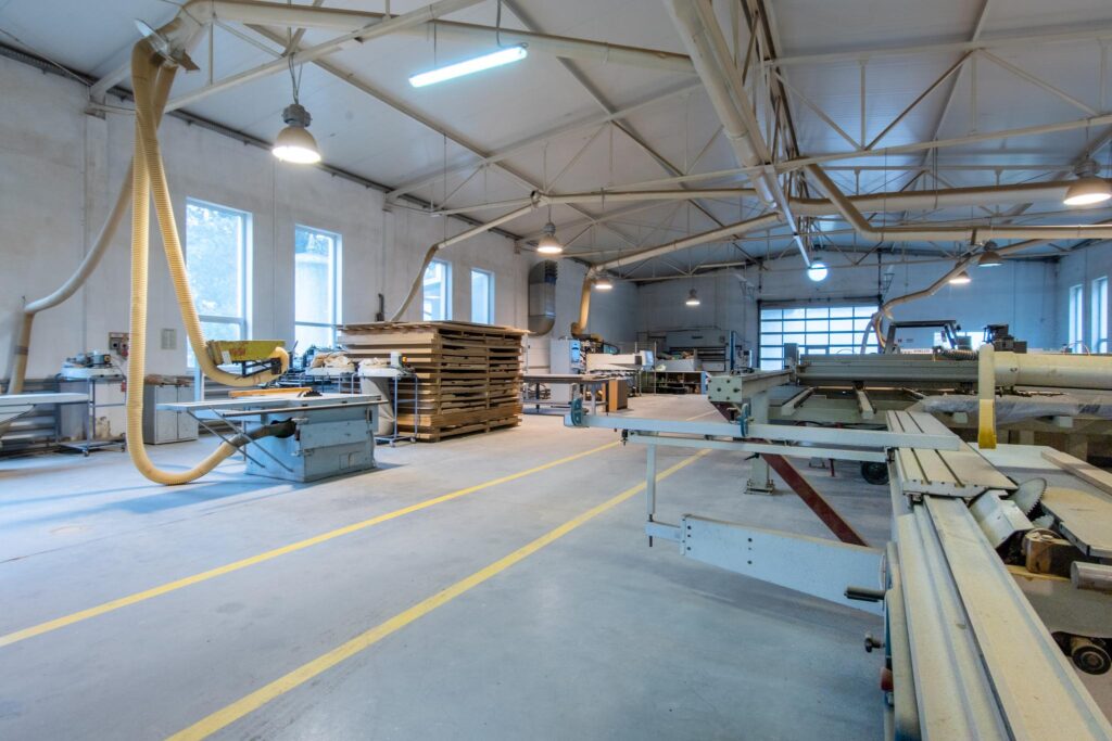 Hala produkcyjna z magazynem, biurami oraz działką - zdjęcie 30