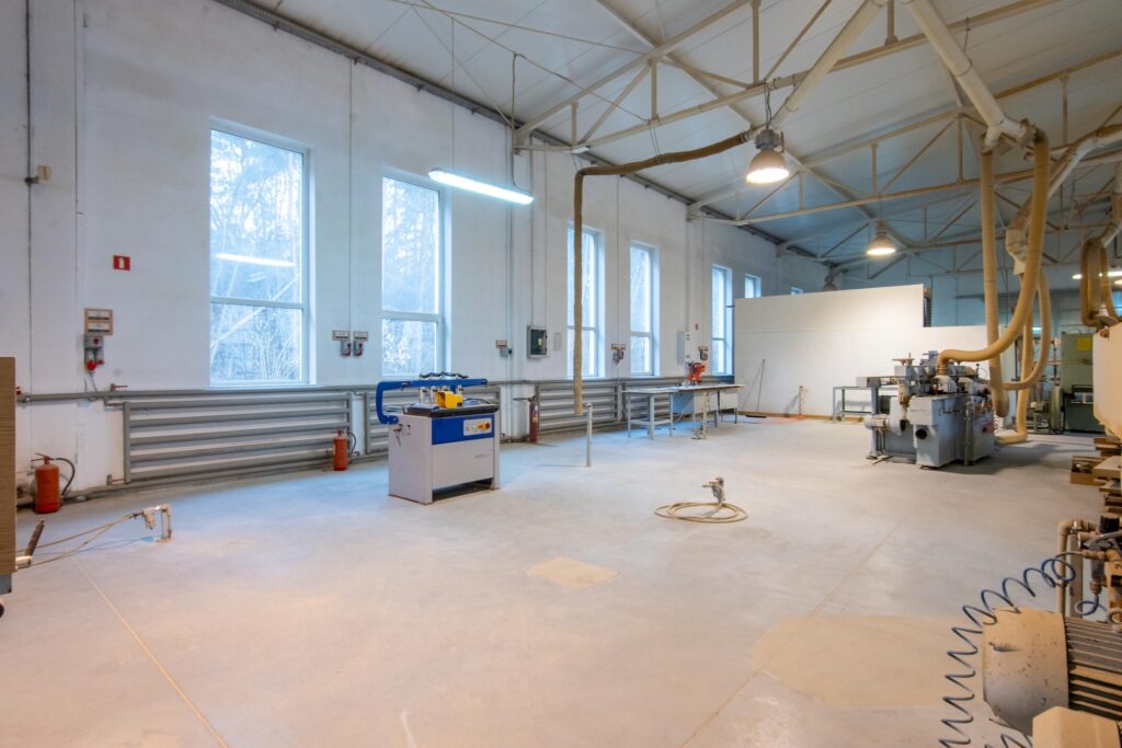 Hala produkcyjna z magazynem, biurami oraz działką - zdjęcie 31