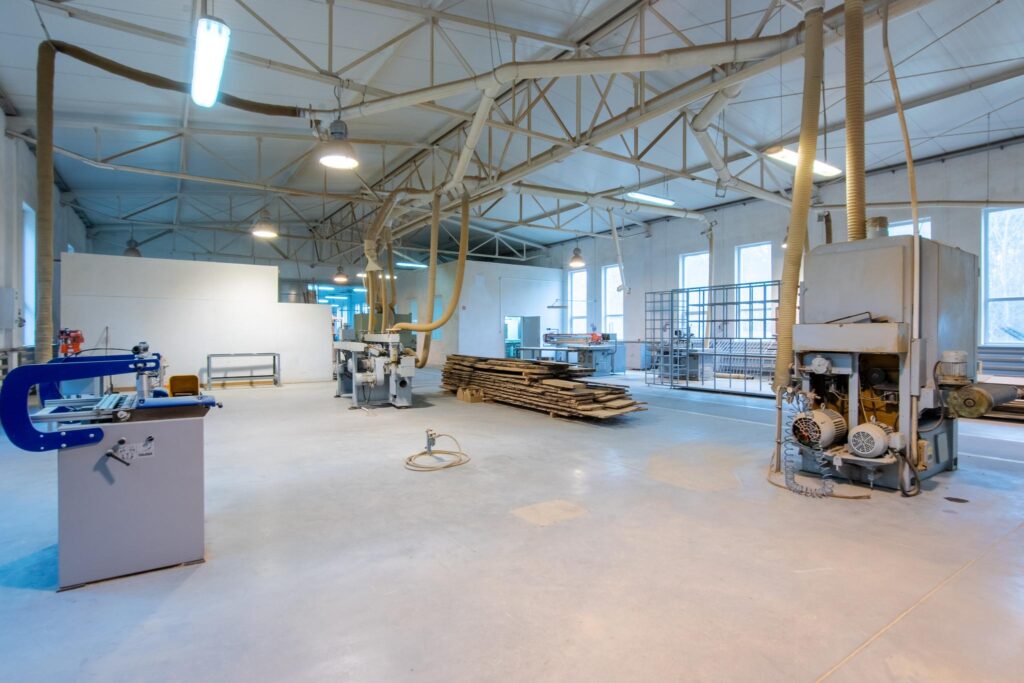 Hala produkcyjna z magazynem, biurami oraz działką - zdjęcie 32