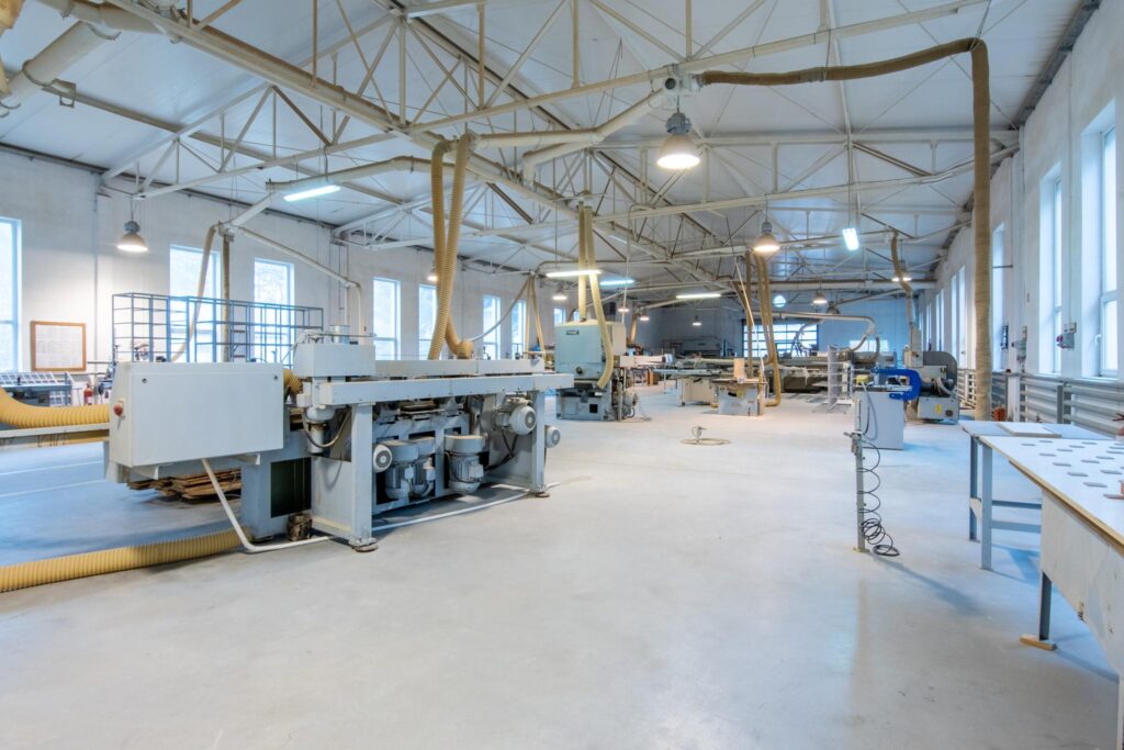 Hala produkcyjna z magazynem, biurami oraz działką - zdjęcie 33