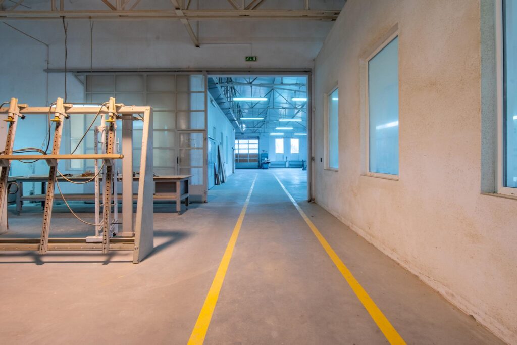 Hala produkcyjna z magazynem, biurami oraz działką - zdjęcie 42