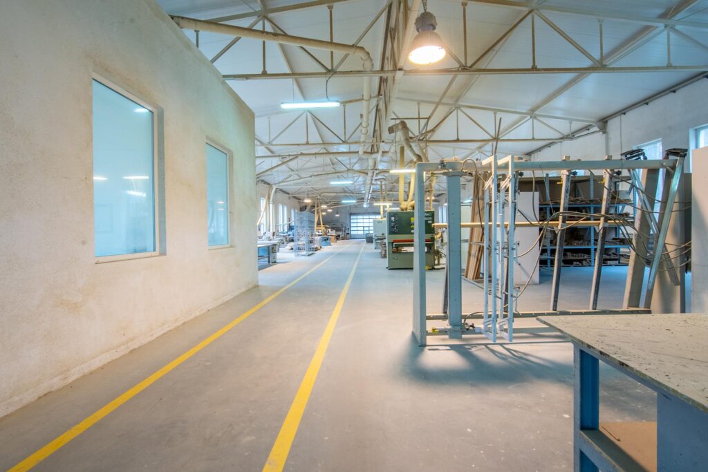 Hala produkcyjna z magazynem, biurami oraz działką - zdjęcie 44