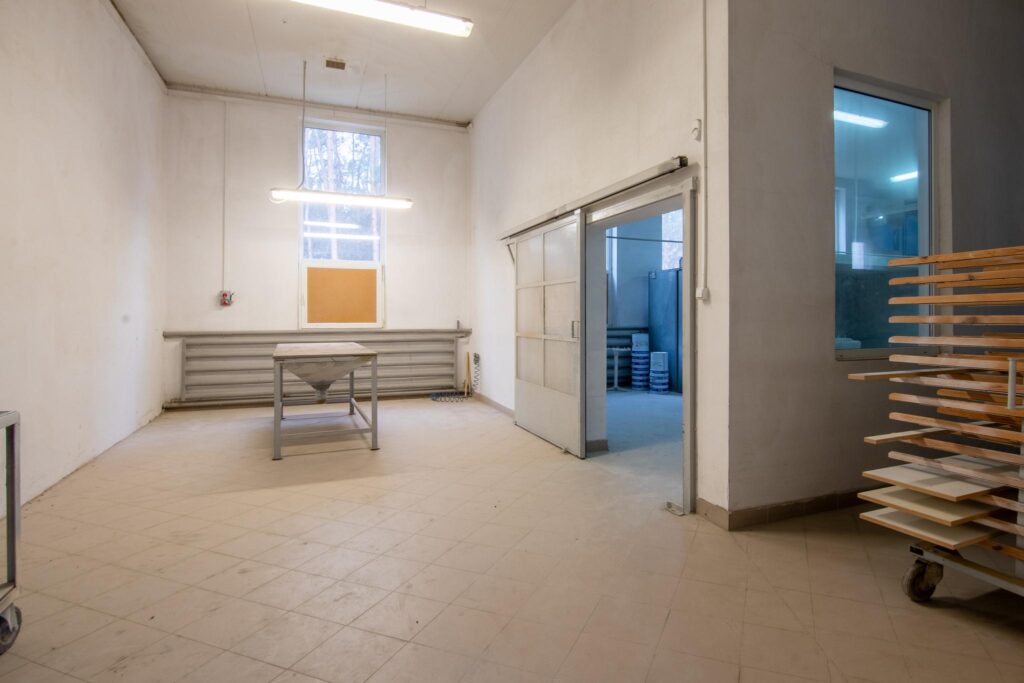 Hala produkcyjna z magazynem, biurami oraz działką - zdjęcie 45