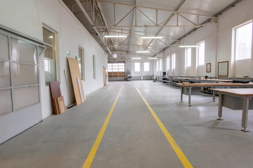 Hala produkcyjna z magazynem, biurami oraz działką - zdjęcie 46