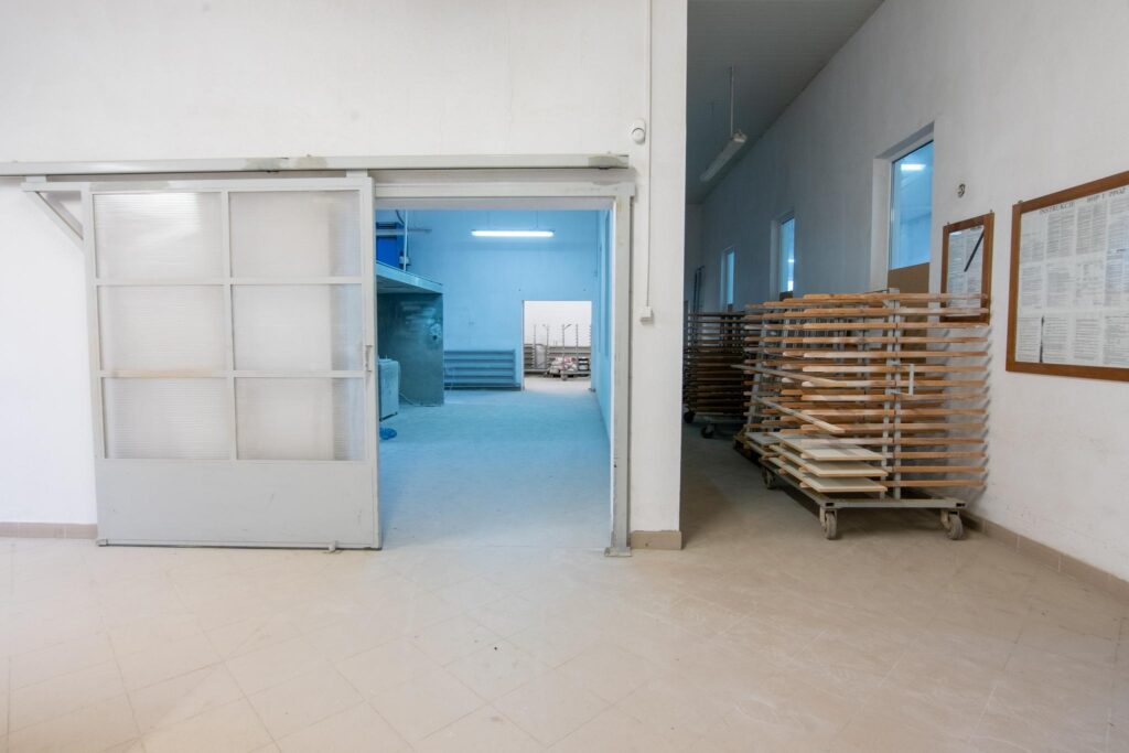 Hala produkcyjna z magazynem, biurami oraz działką - zdjęcie 48