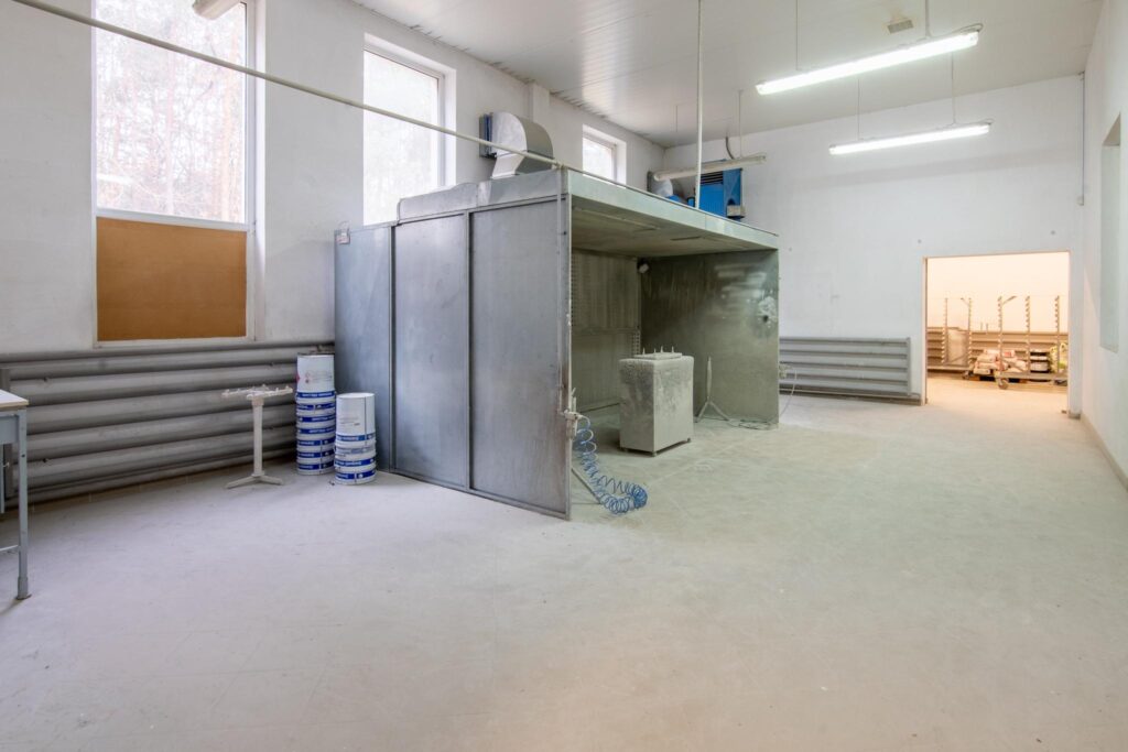 Hala produkcyjna z magazynem, biurami oraz działką - zdjęcie 49