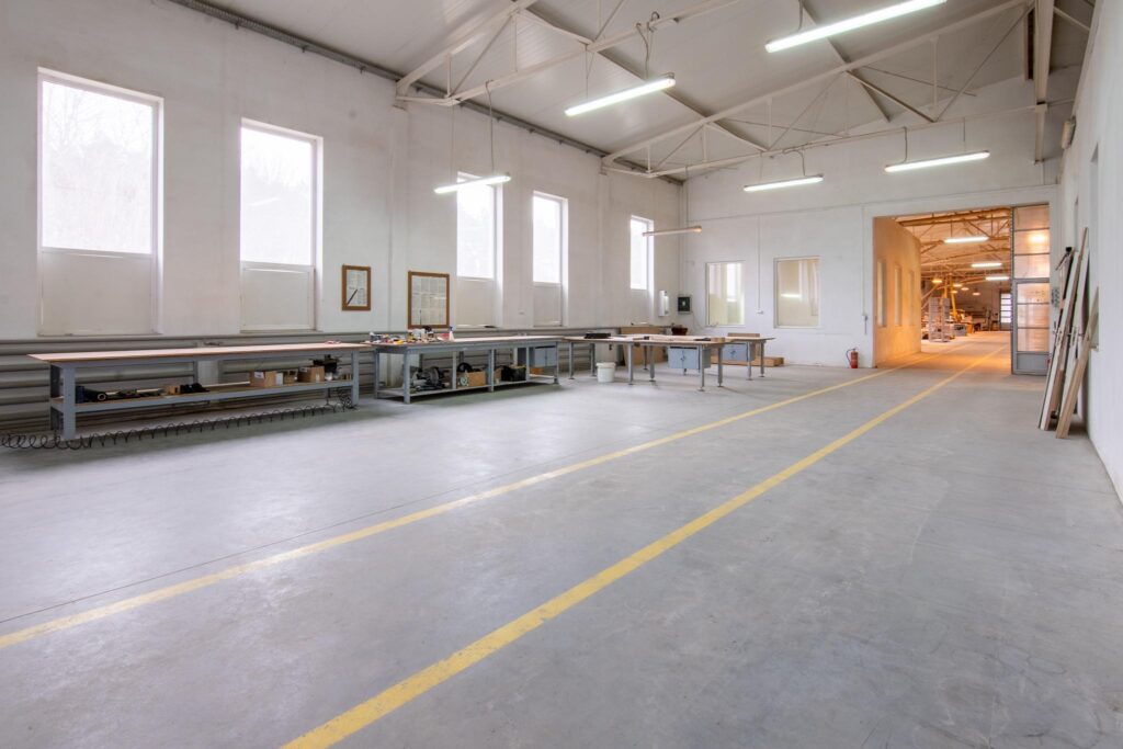 Hala produkcyjna z magazynem, biurami oraz działką - zdjęcie 52