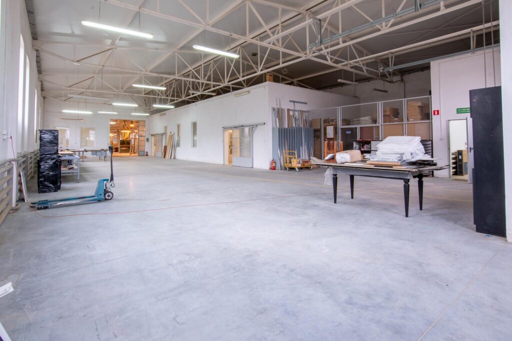 Hala produkcyjna z magazynem, biurami oraz działką - zdjęcie 53