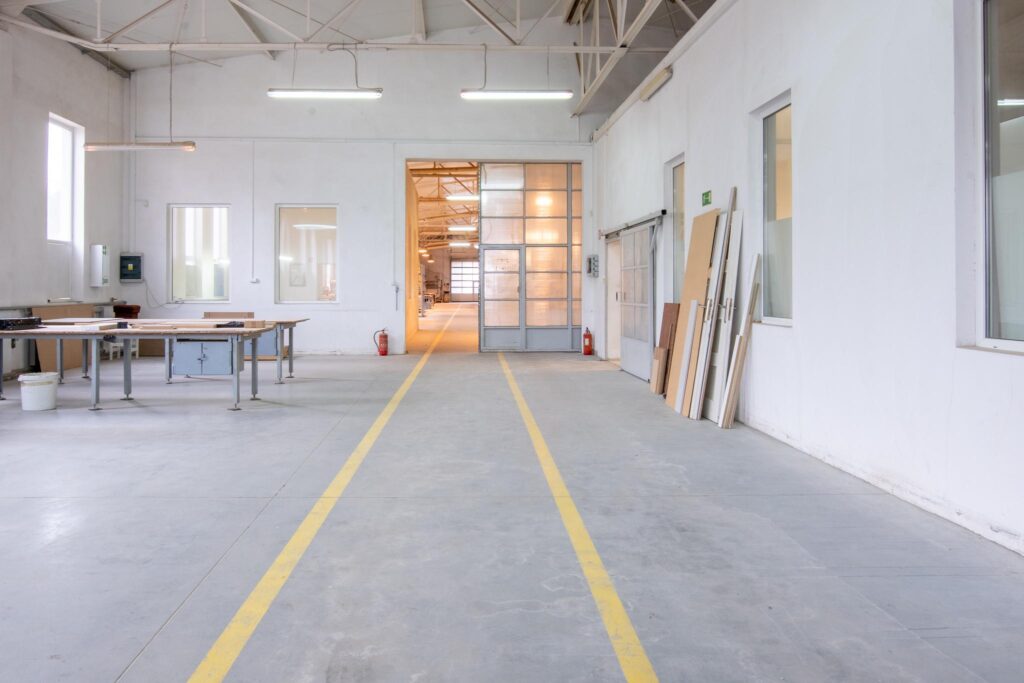 Hala produkcyjna z magazynem, biurami oraz działką - zdjęcie 57