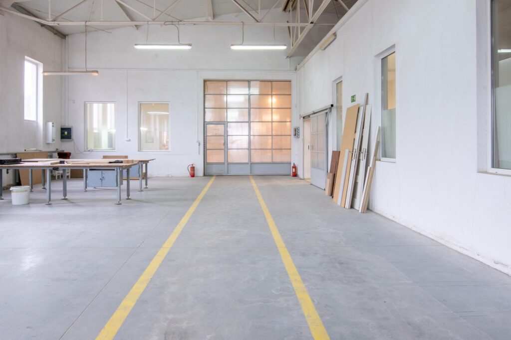 Hala produkcyjna z magazynem, biurami oraz działką - zdjęcie 58