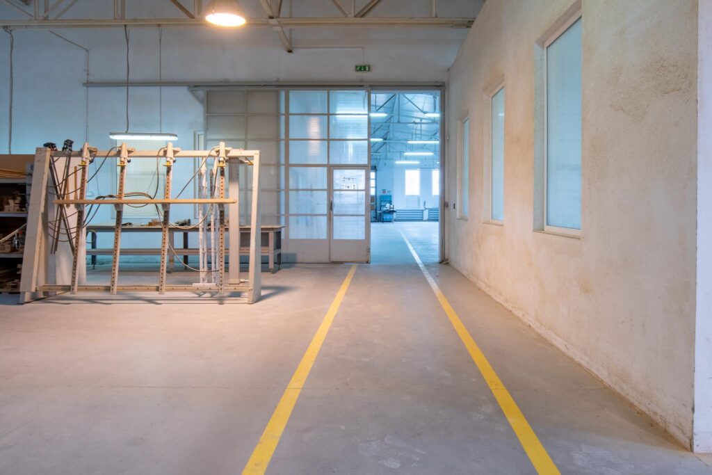 Hala produkcyjna z magazynem, biurami oraz działką - zdjęcie 59