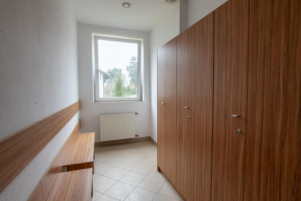 Hala produkcyjna z magazynem, biurami oraz działką - zdjęcie 70