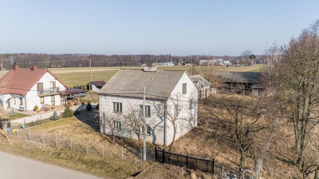Dom z budynkiem gospodarczym - zdjęcie 1