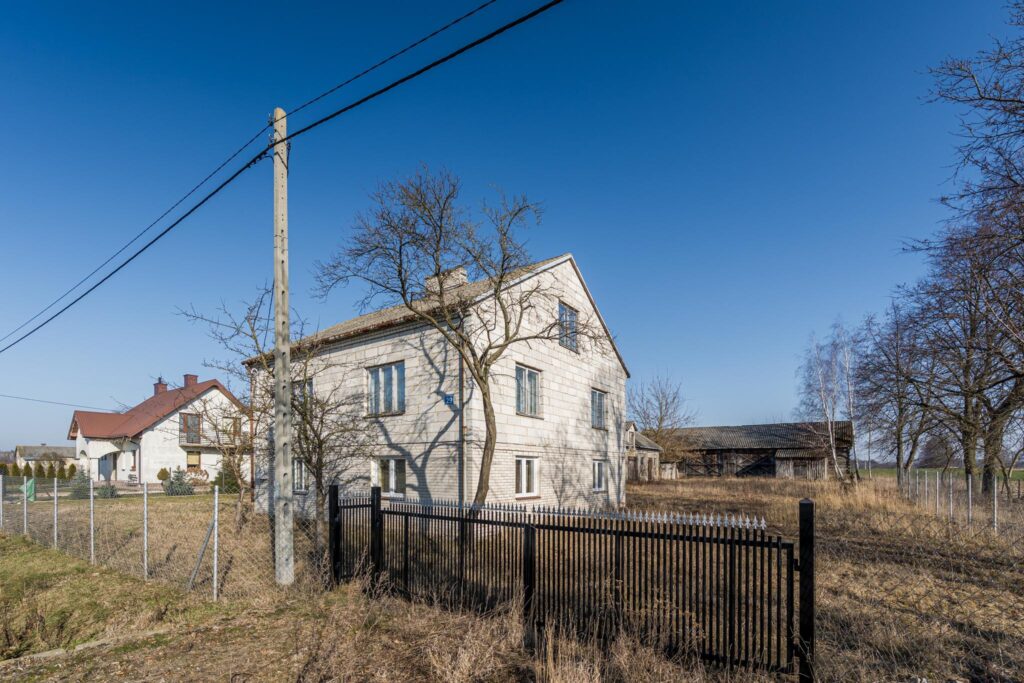 Dom z budynkiem gospodarczym - zdjęcie 3