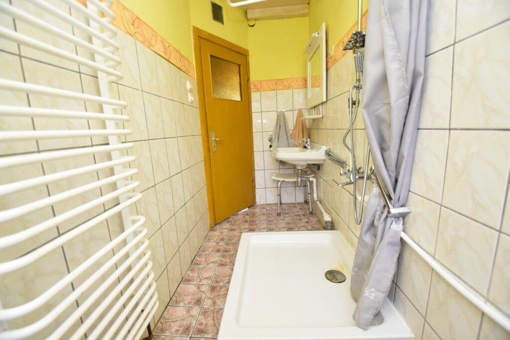 Dom wolnostojący 80 m2, 3 pokoje - duża działka - zdjęcie 12