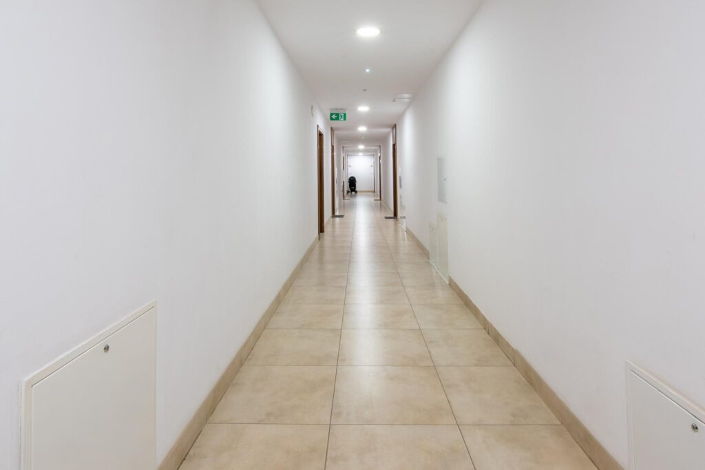 Apartament z trzema balkonami i garażem podziemnym - zdjęcie 45