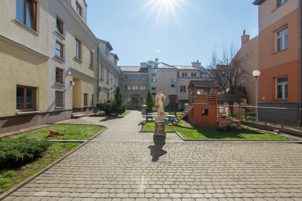 3 pokoje w kamienicy z windą i garażem podziemnym - zdjęcie 3