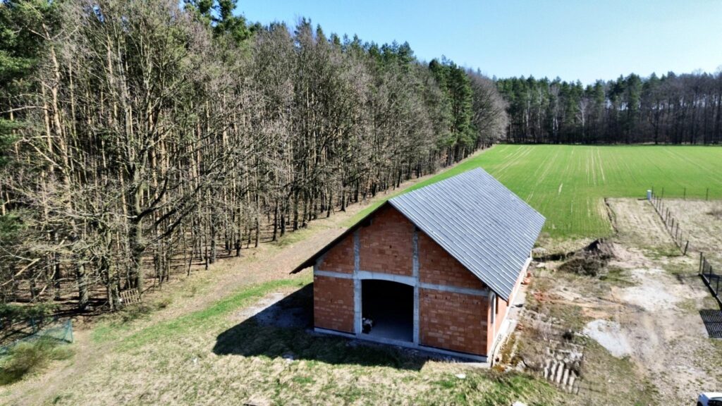 Nowoczesna "stodoła" otoczona lasem - zdjęcie 6
